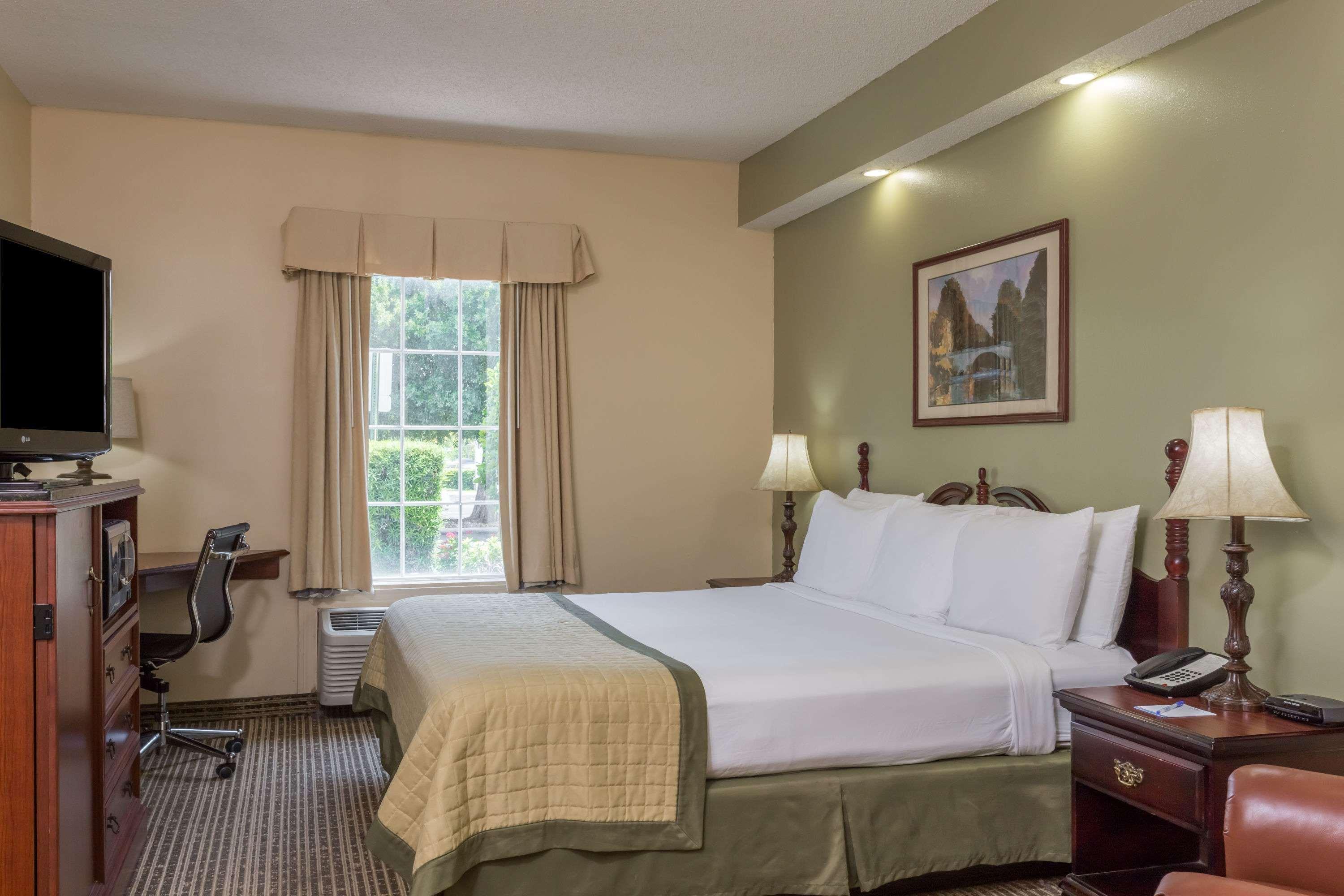 Baymont By Wyndham Lakeland Esterno foto