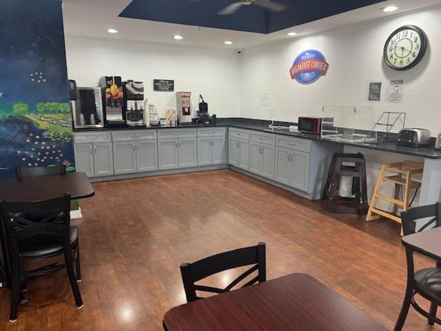 Baymont By Wyndham Lakeland Esterno foto